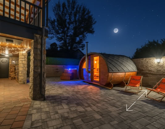 sauna v noci s vířivkou
